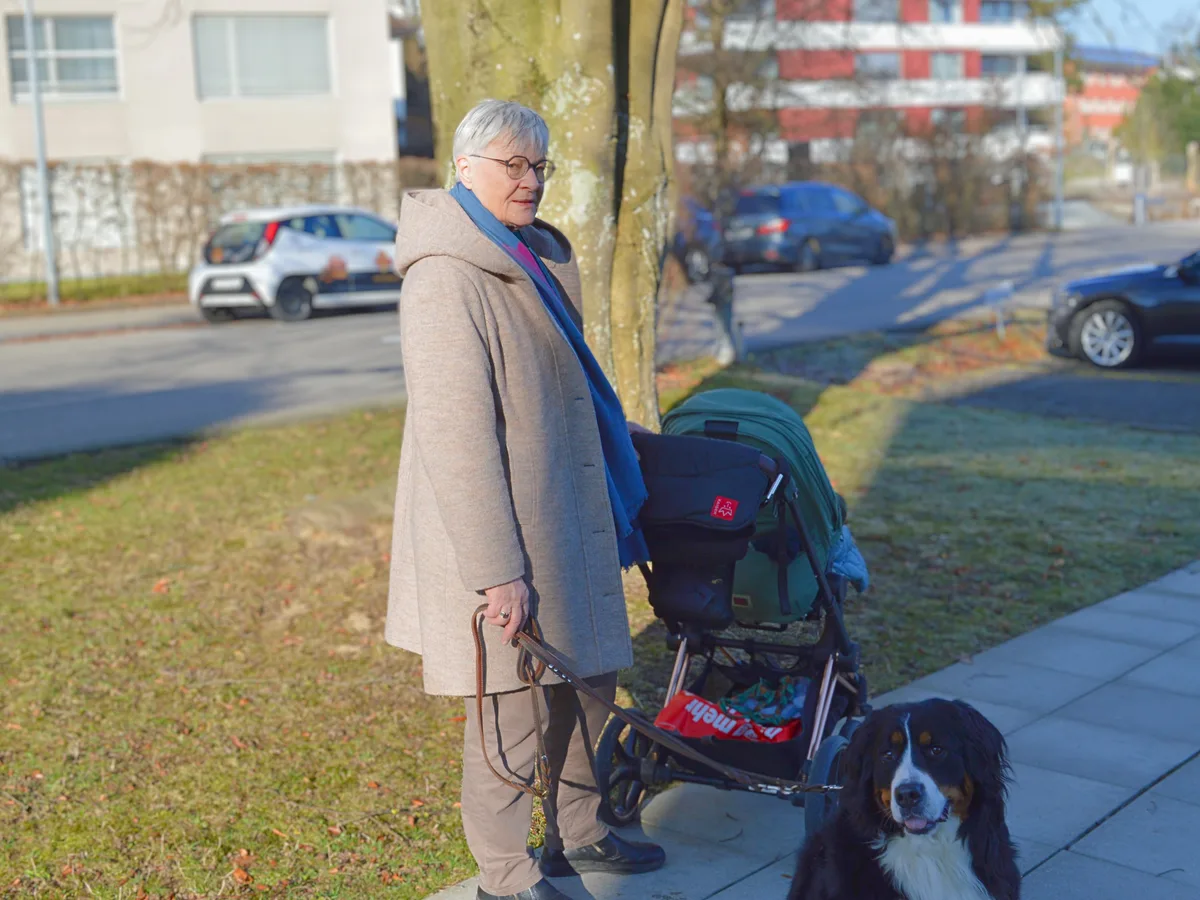 Rosmarie Quadranti mit Hund und Kinderwagen.